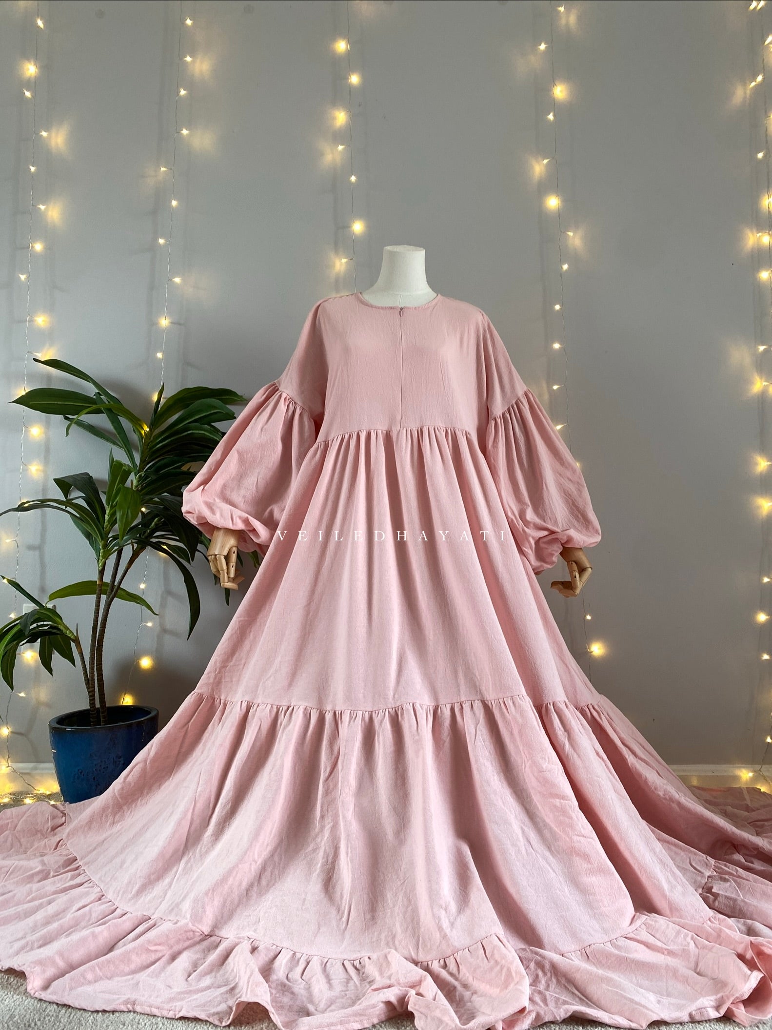 Mannequin wearing a pink organic 100% cotton abaya. Pastel light pink pure cotton abaya. Natural abaya with nursing friendly hidden zipper and deep pockets. Cute modest cotton abaya. All natural.