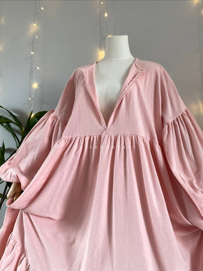 Mannequin wearing a pink organic 100% cotton abaya. Pastel light pink pure cotton abaya. Natural abaya with nursing friendly hidden zipper and deep pockets. Cute modest cotton abaya. All natural.