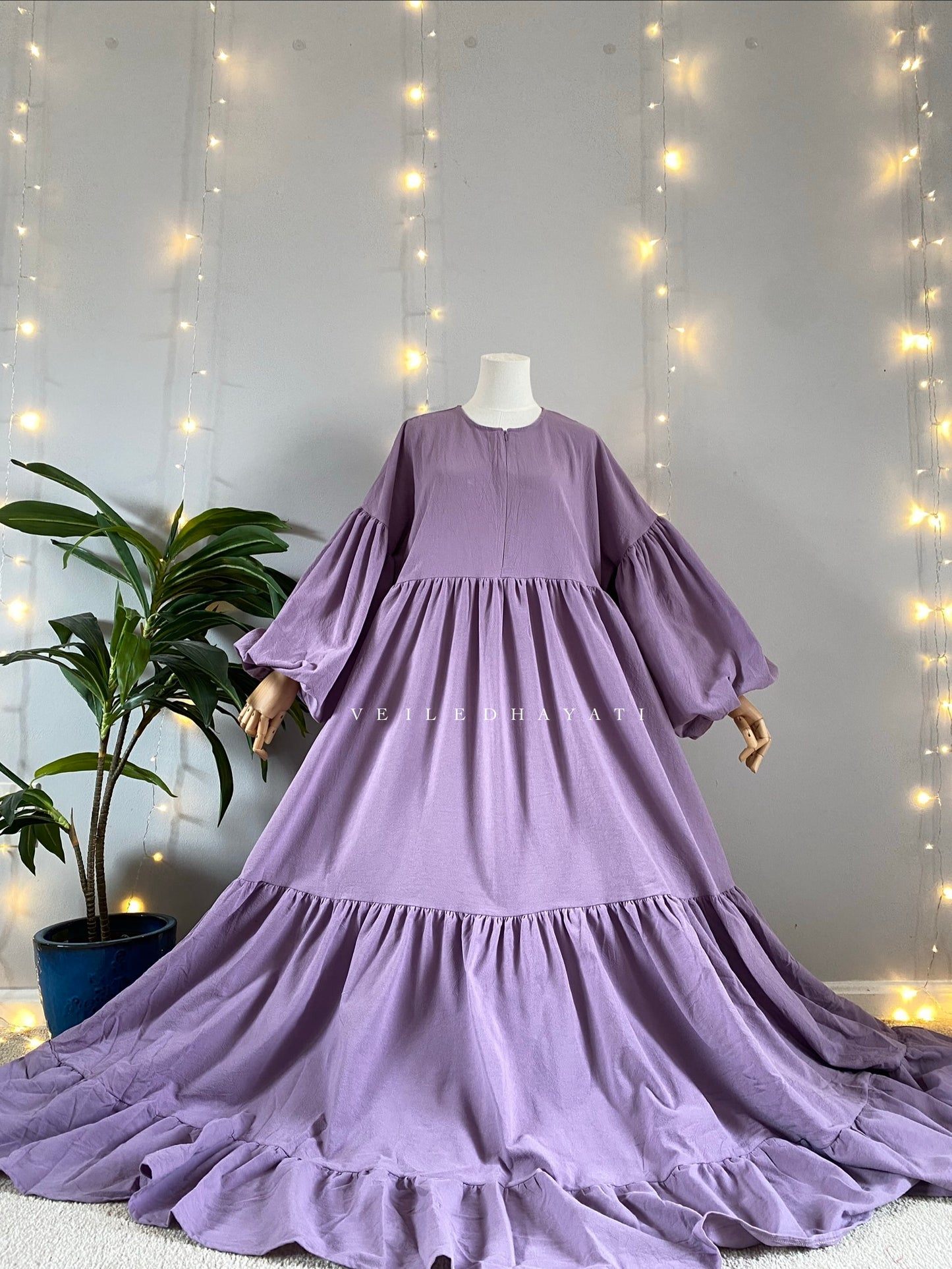 Mannequin wearing a lilac / lavendar colored organic 100% cotton abaya. Purple pure cotton abaya. Natural abaya with nursing friendly hidden zipper and deep pockets. Cute modest cotton abaya. All natural.