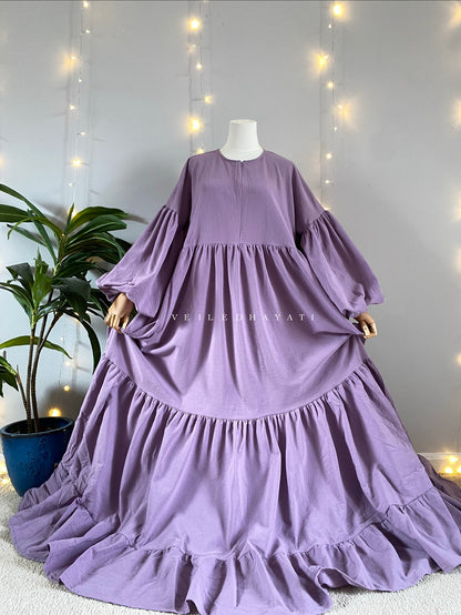 Mannequin wearing a lilac / lavendar colored organic 100% cotton abaya. Purple pure cotton abaya. Natural abaya with nursing friendly hidden zipper and deep pockets. Cute modest cotton abaya. All natural.