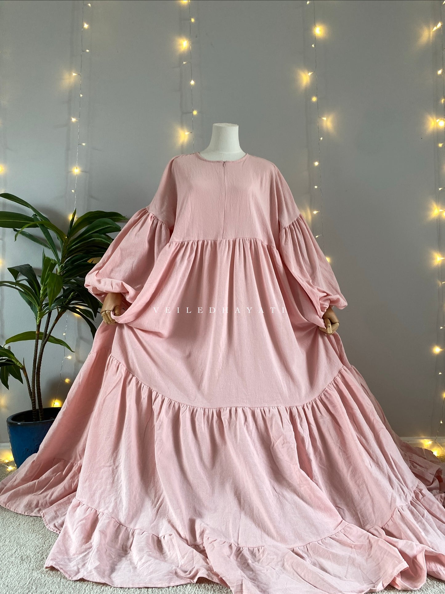 Mannequin wearing a pink organic 100% cotton abaya. Pastel light pink pure cotton abaya. Natural abaya with nursing friendly hidden zipper and deep pockets. Cute modest cotton abaya. All natural.