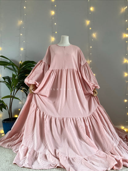 Mannequin wearing a pink organic 100% cotton abaya. Pastel light pink pure cotton abaya. Natural abaya with nursing friendly hidden zipper and deep pockets. Cute modest cotton abaya. All natural.